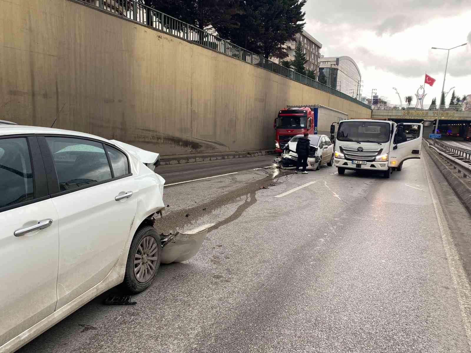 2 otomobil kazaya karıştı: 3 yaralı
