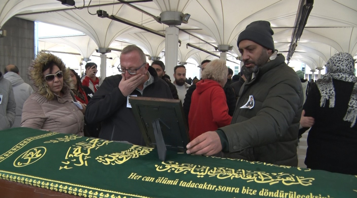 Şarkıcı Ankaralı Turgut, son yolculuğuna uğurlandı
