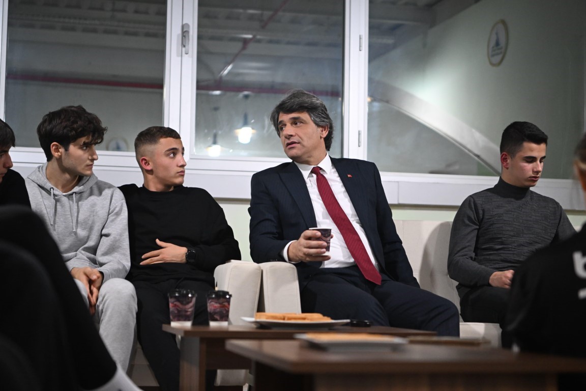 Kocaman’dan gençlere: "Asla pes etmemek sizi hayal ettiğiniz yere ulaştırır"
