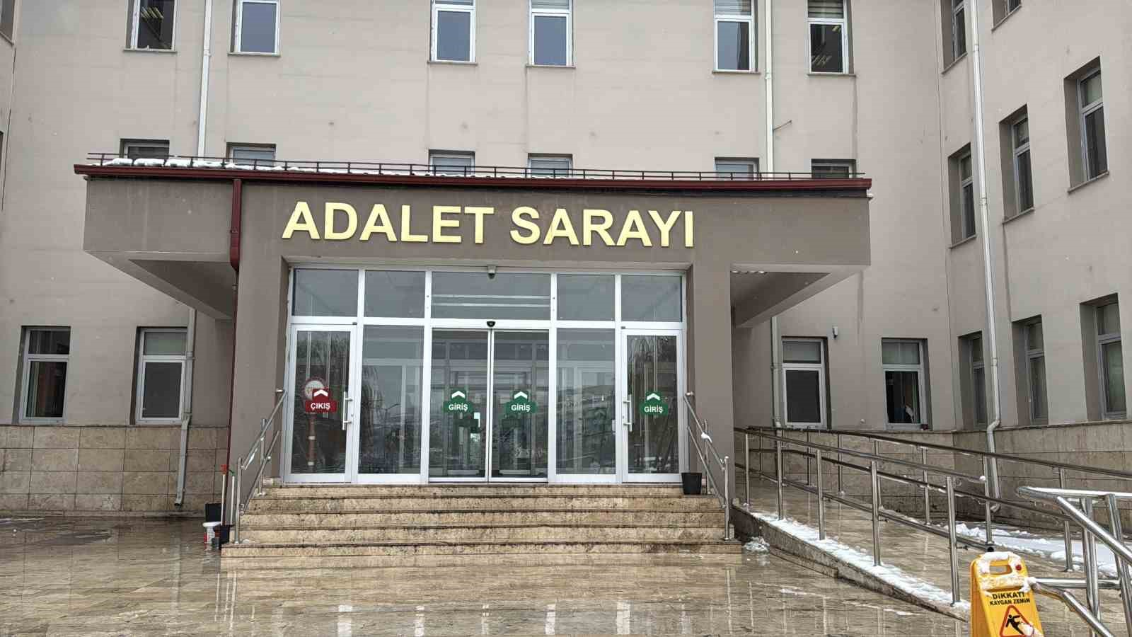 Annesini boğarak, kardeşini tabancayla öldürmüştü, adliyeye sevk edildi
