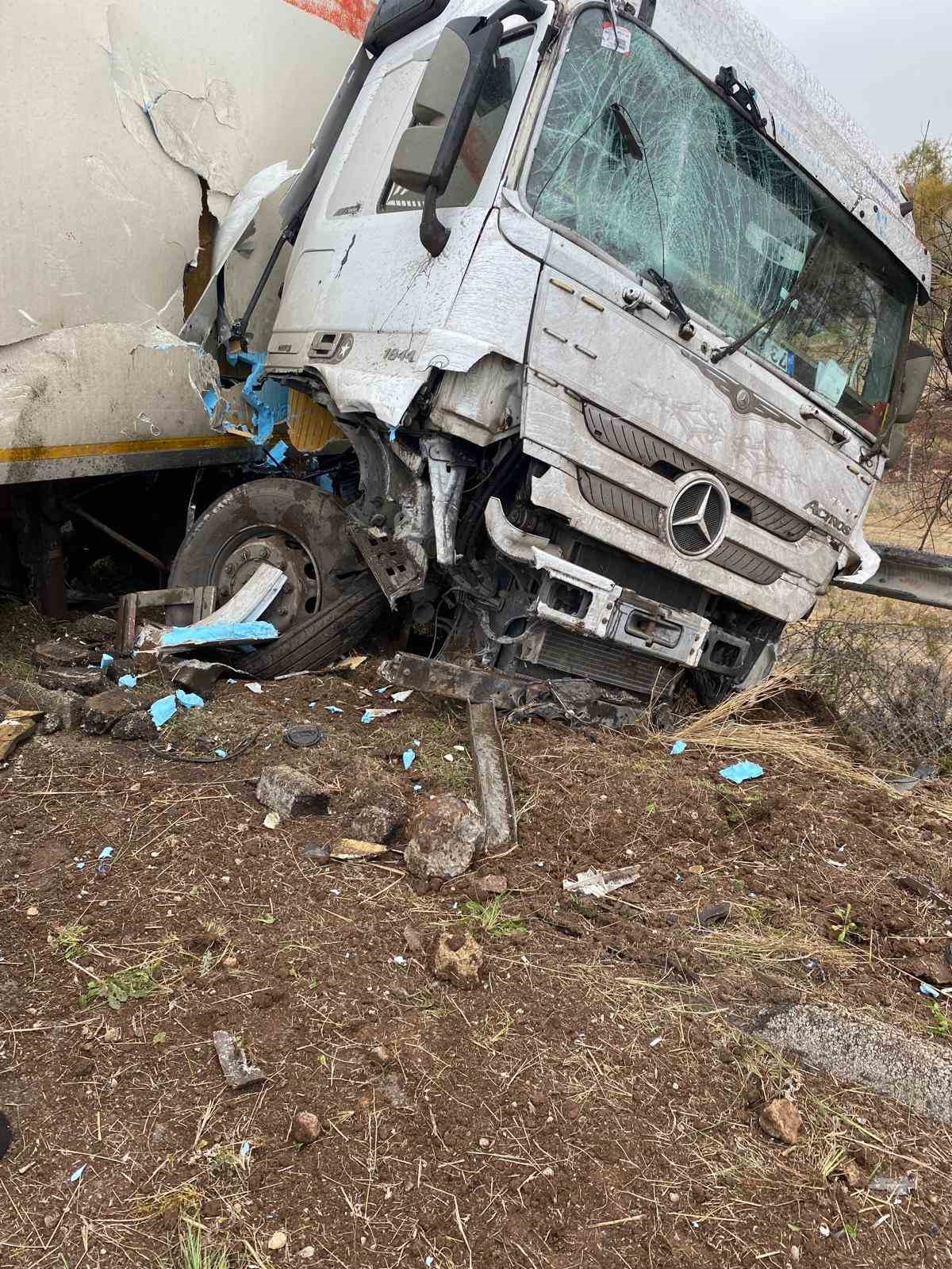 Otoyolda kontrolden çıkan tır kaza yaptı: 1 kişi yaralandı
