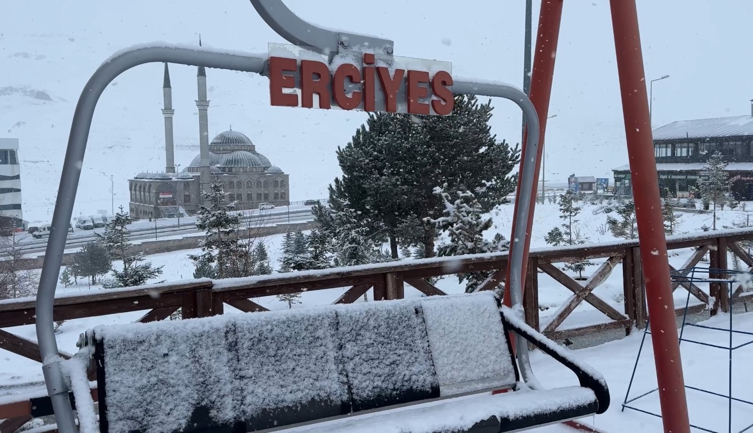 Erciyes’e yağan kar tatilcilerin yüzünü güldürdü