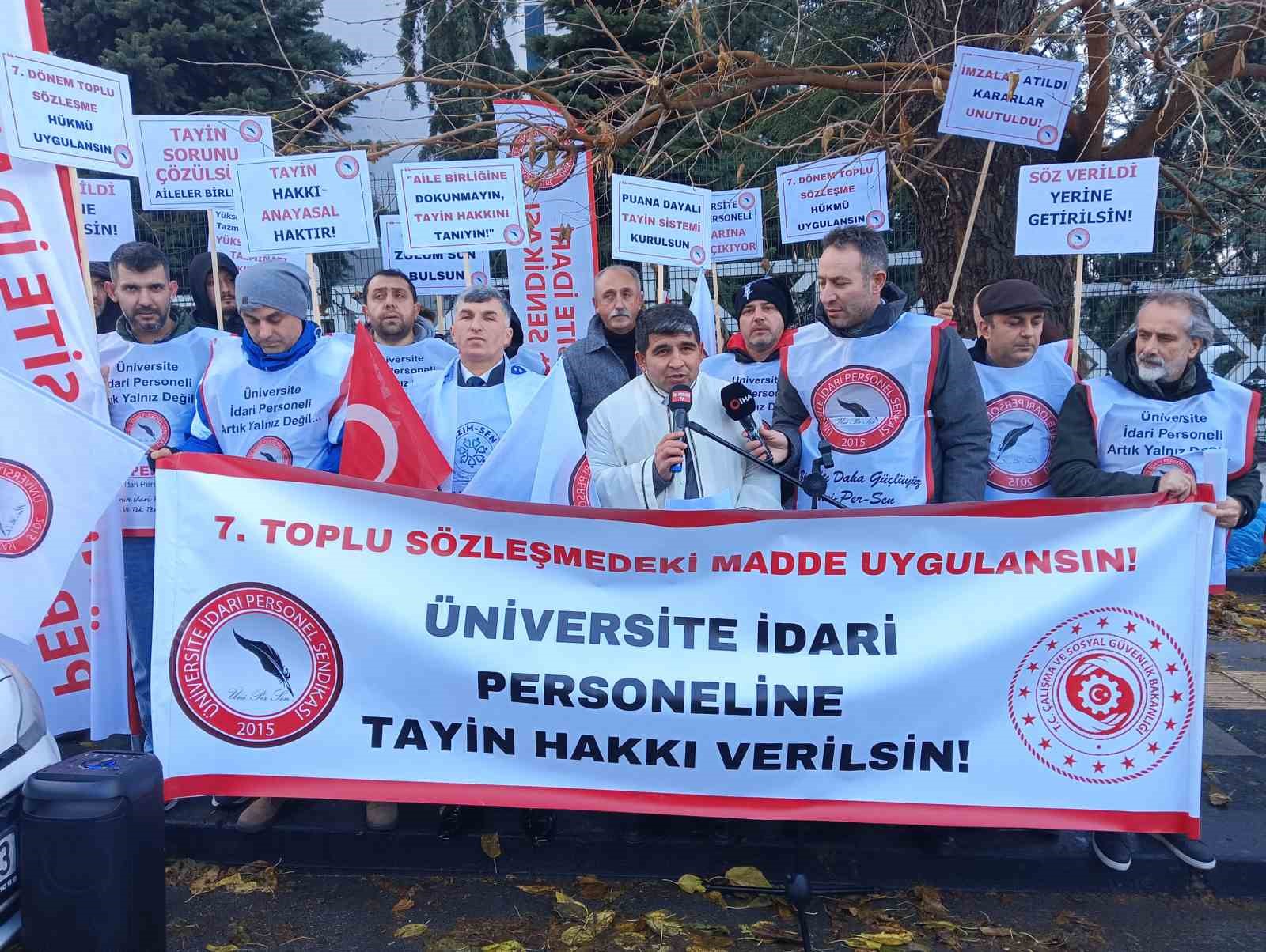 ÜNİPERSEN’den Çalışma ve Sosyal Güvenlik Bakanlığı önünde tayin sorununun çözümü için oturma eylemi