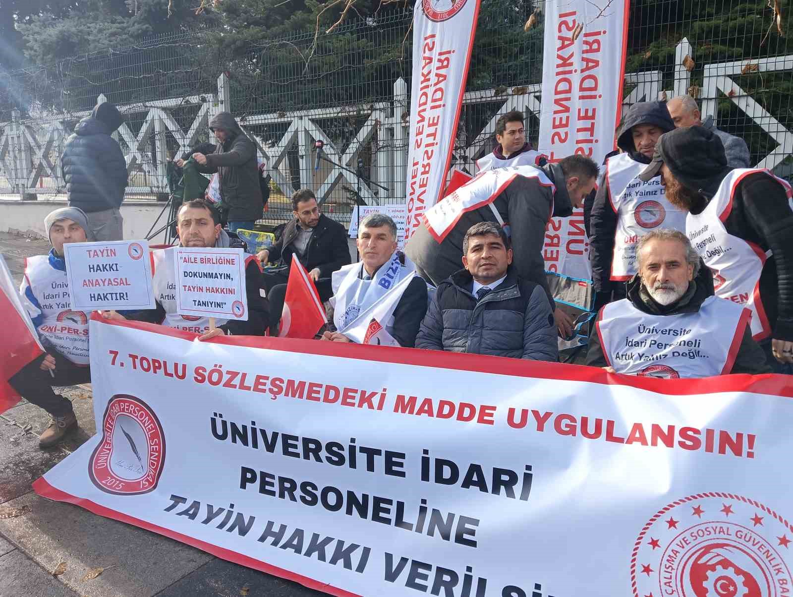 ÜNİPERSEN’den Çalışma ve Sosyal Güvenlik Bakanlığı önünde tayin sorununun çözümü için oturma eylemi
