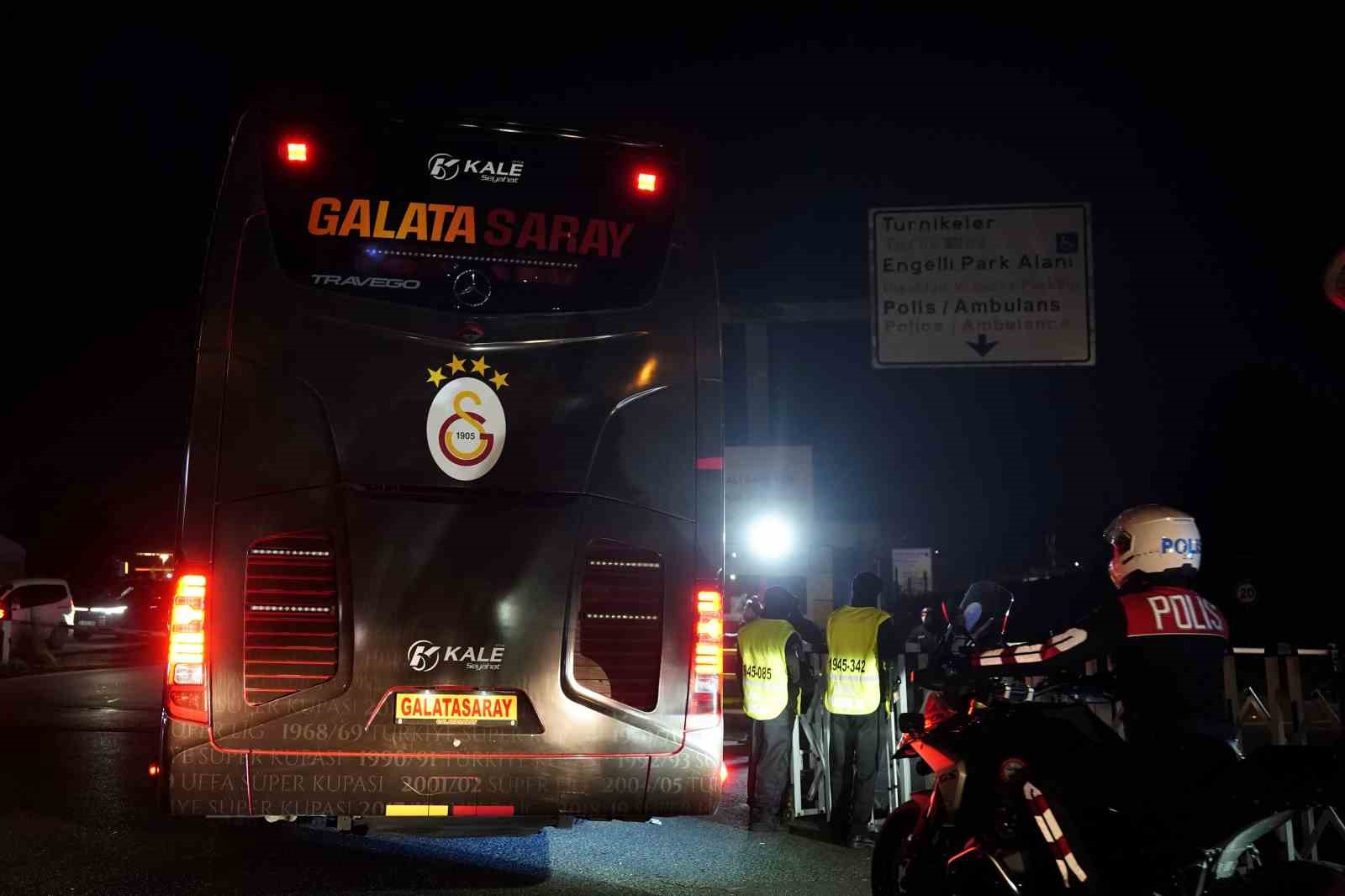 Galatasaray, Trabzonspor maçı için stada ulaştı
