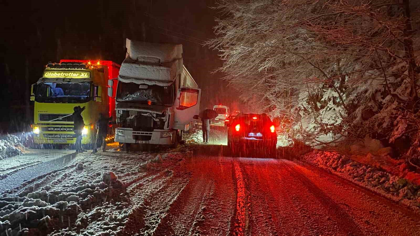 Hopa-Borçka karayolunda kar esareti