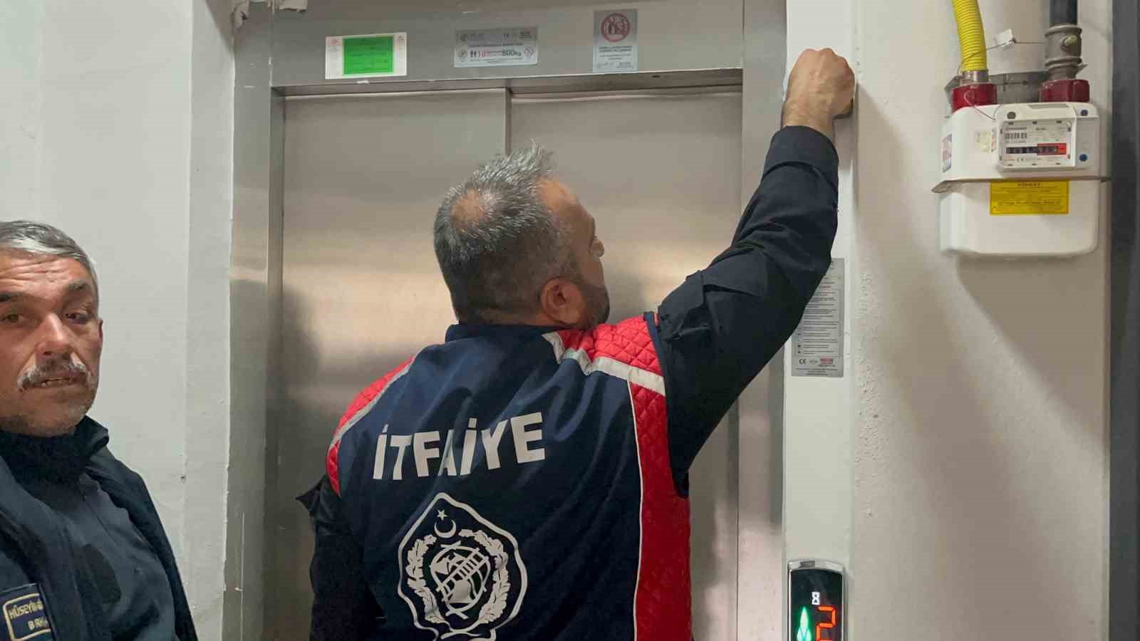 Asans&ouml;rde mahsur kalan kişiyi itfaiye ekipleri kurtardı
