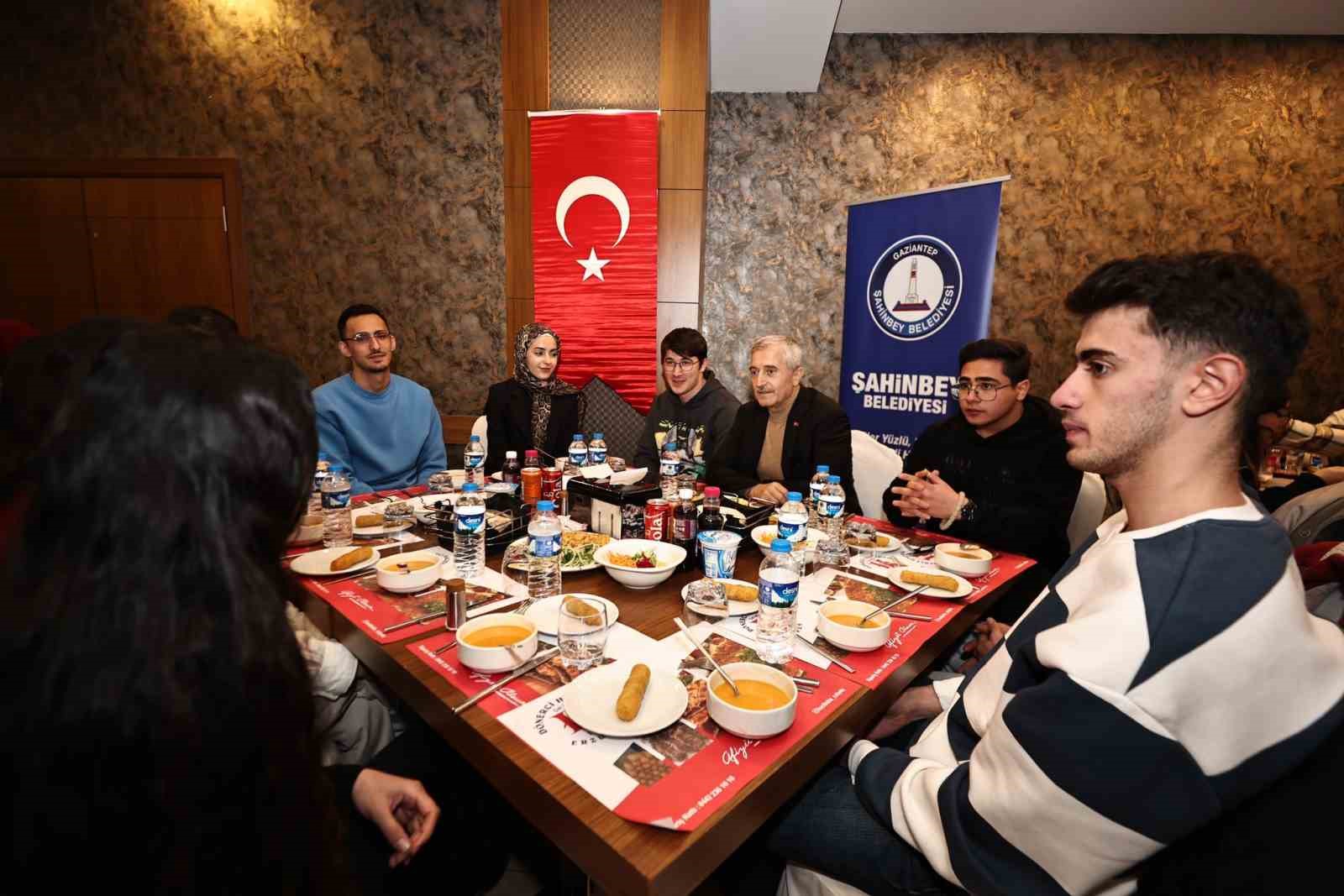 Tahmazoğlu &ouml;ğrencilerle buluştu
