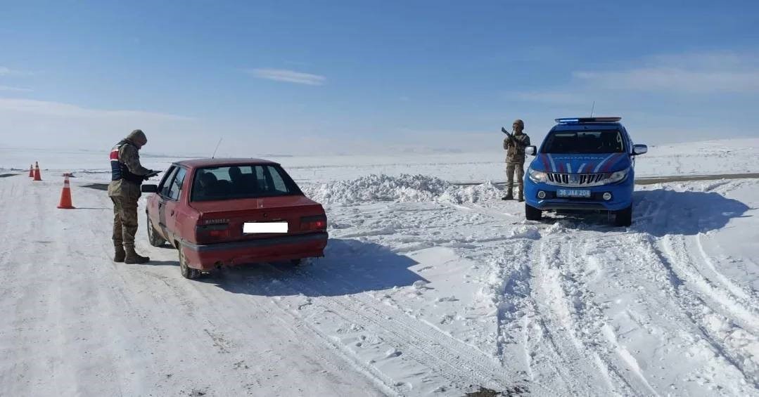 Kars&rsquo;ta jandarmadan d&uuml;zensiz g&ouml;&ccedil;le m&uuml;cadele
