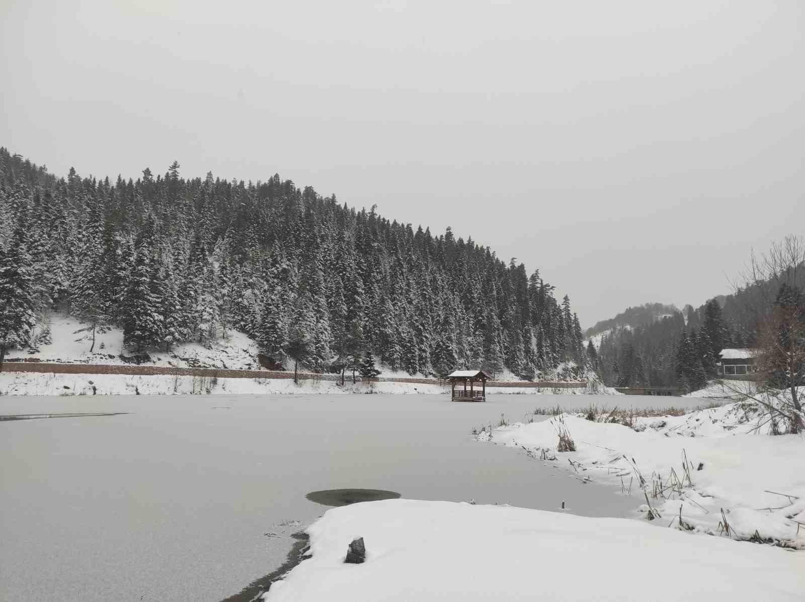 Akg&ouml;l buz tuttu, kartpostallık g&ouml;r&uuml;nt&uuml;ler oluştu
