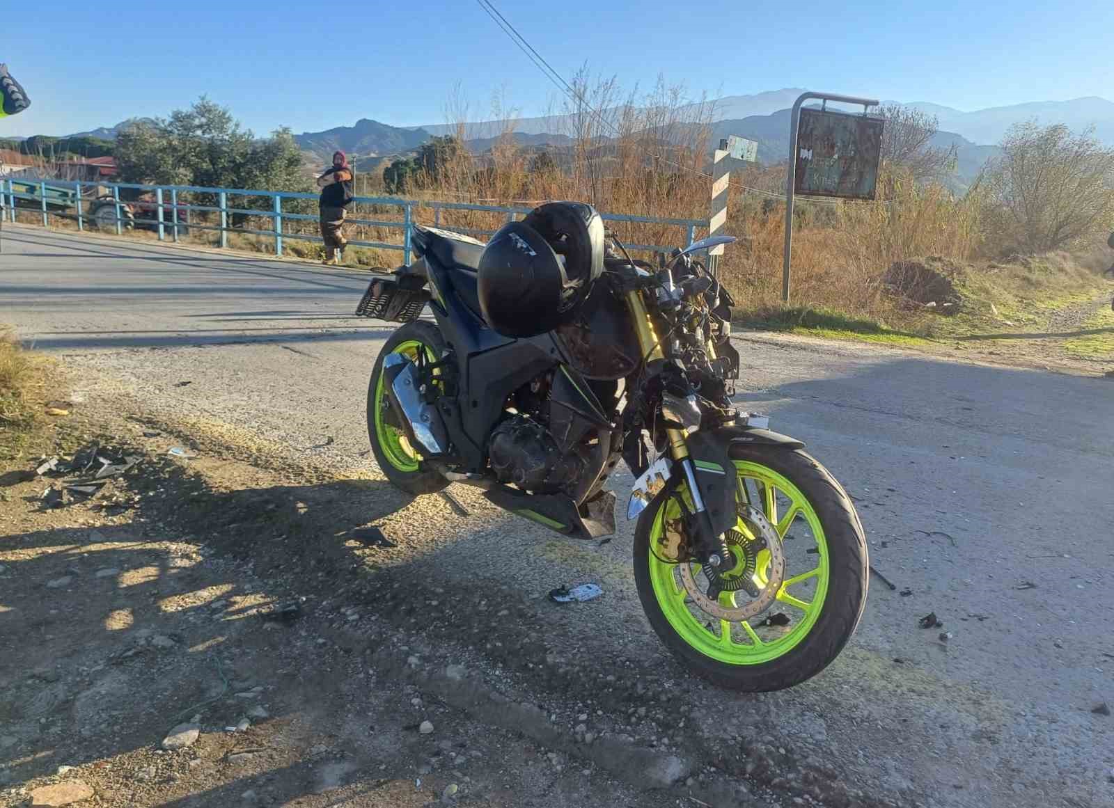 Trakt&ouml;r ile &ccedil;arpışan motosiklet s&uuml;r&uuml;c&uuml;s&uuml;n&uuml; kaskı kurtardı
