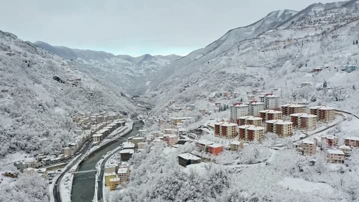 Giresun&rsquo;un Dereli il&ccedil;esi kar yağışıyla kartpostallık g&ouml;r&uuml;nt&uuml;lere b&uuml;r&uuml;nd&uuml;
