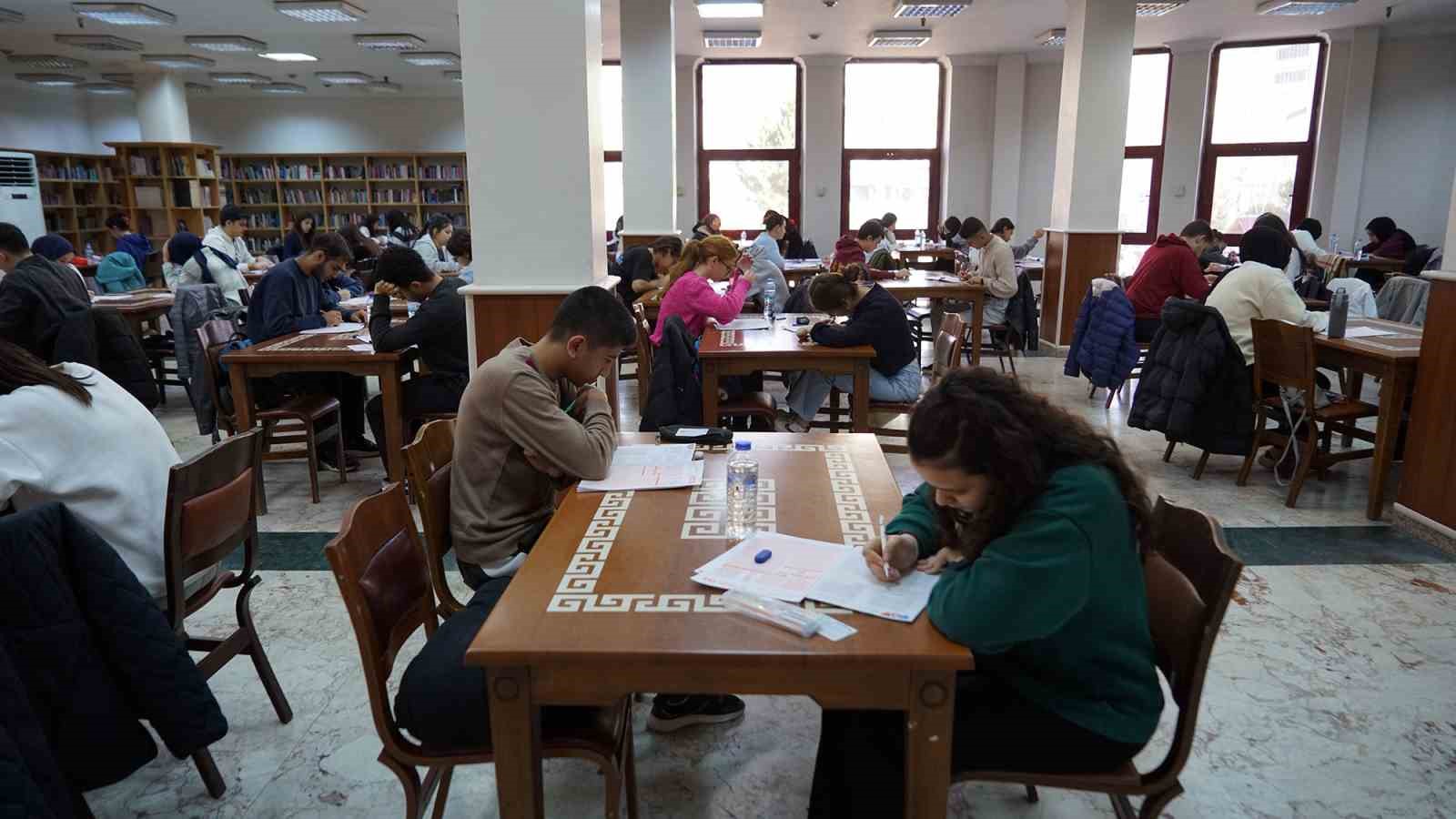 Kahramanmaraş B&uuml;y&uuml;kşehir Belediyesi, &uuml;niversite adaylarının yanında
