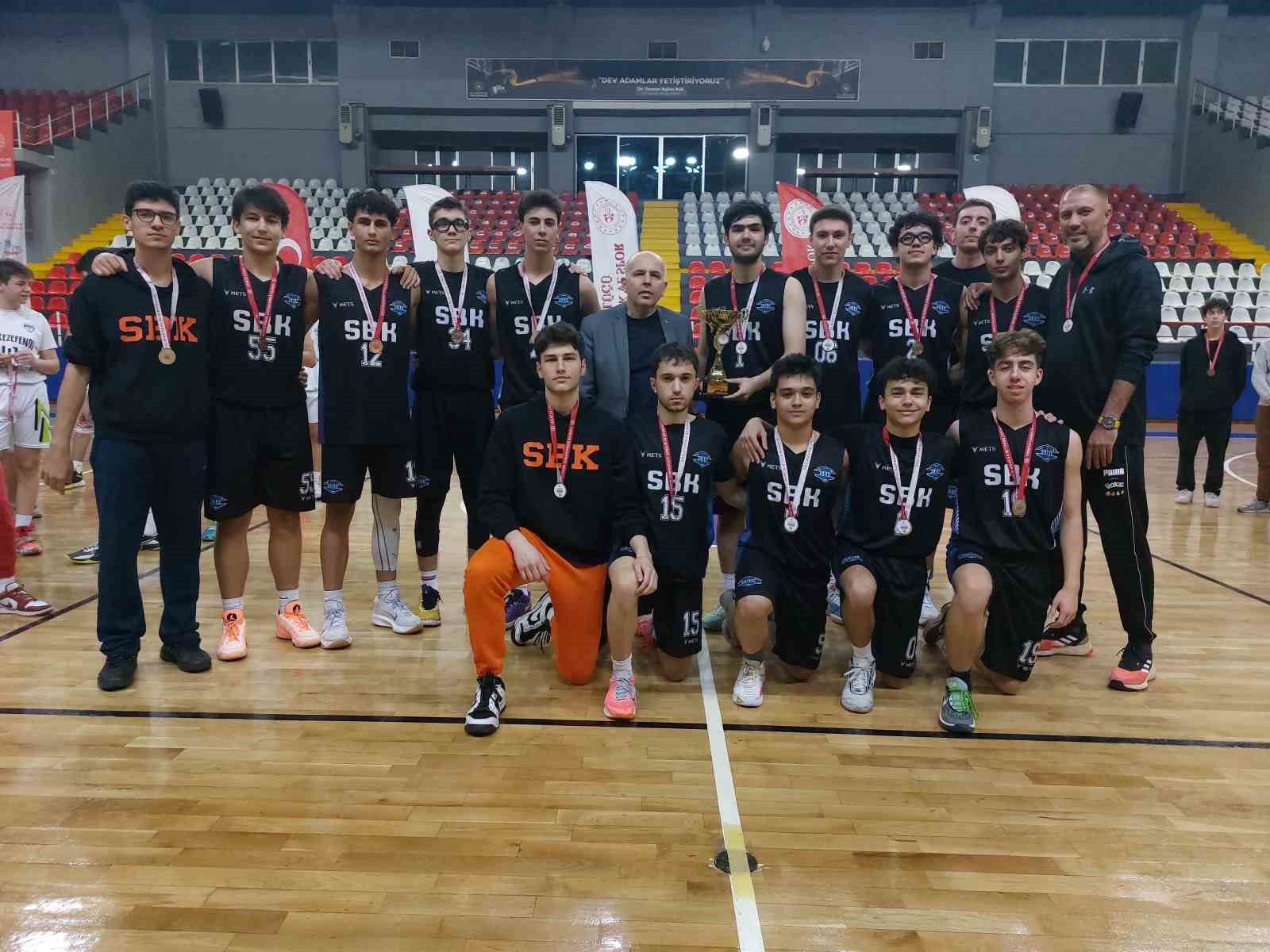 Basketbol U-18 Kul&uuml;pler İl Şampiyonası sona erdi
