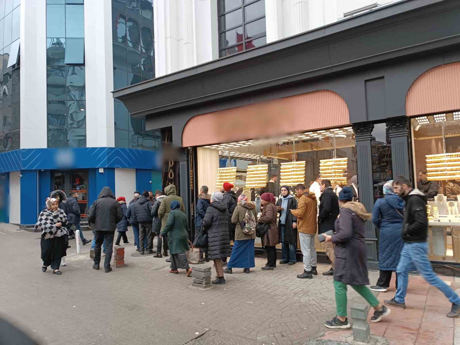 D&ouml;viz b&uuml;rosu şehirde tek kalınca &ouml;n&uuml;nde kuyruk oluştu
