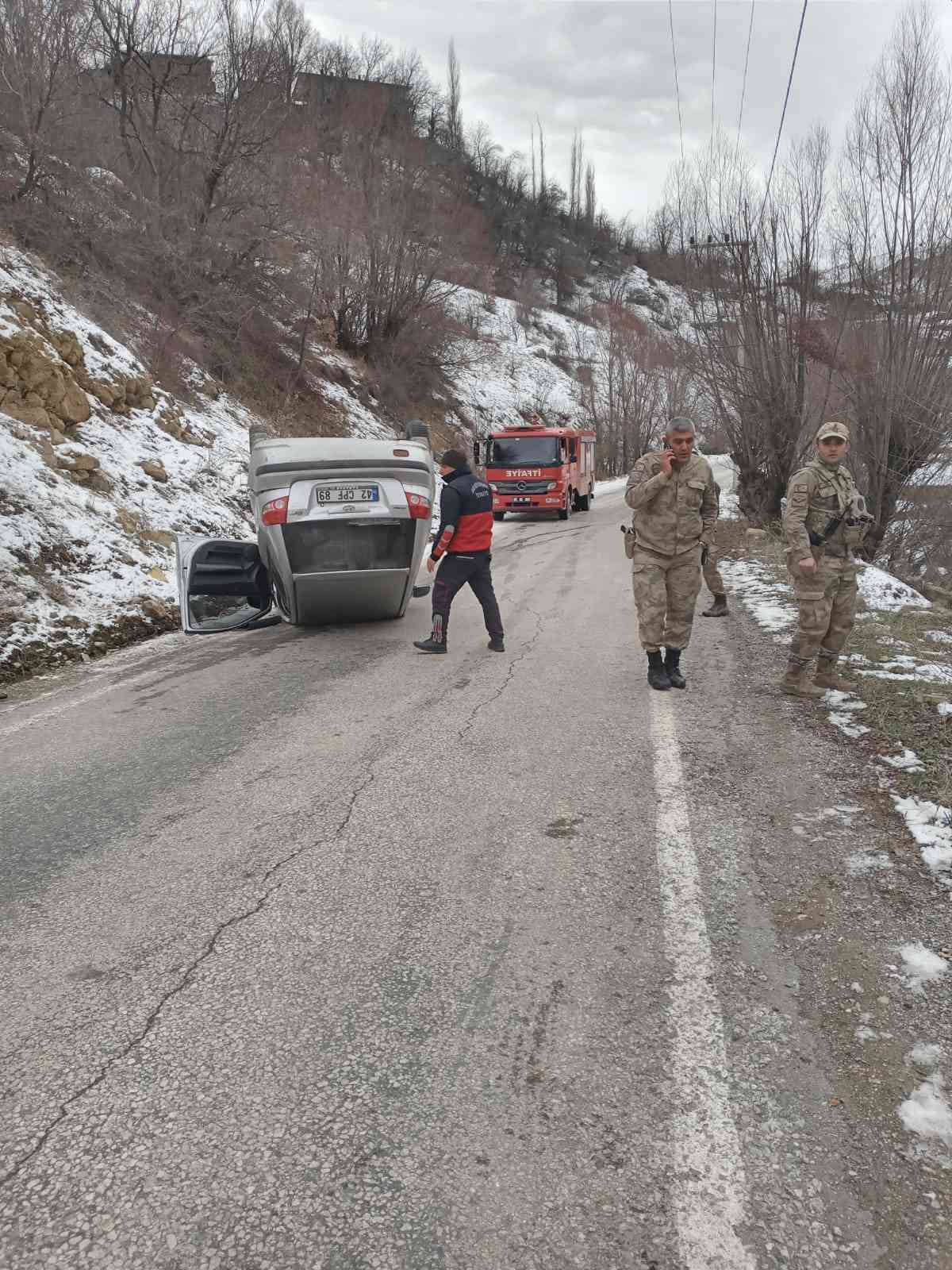 Otomobil buzlanan yolda takla attı: 2 yaralı
