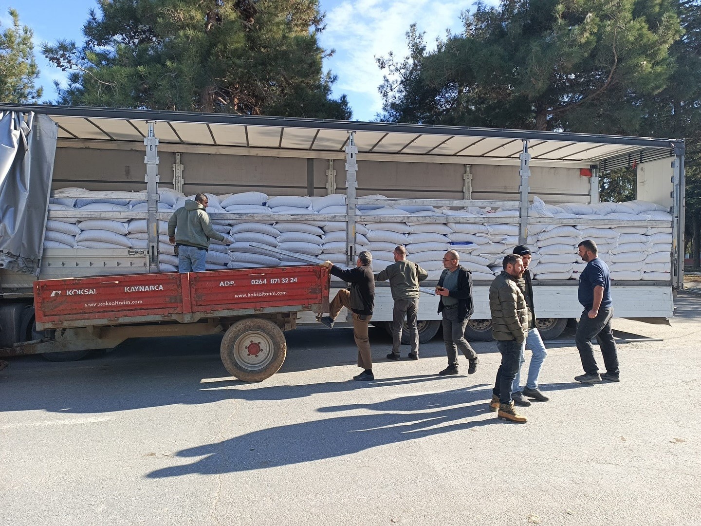 Silivri&rsquo;de &uuml;reticilere 94 ton kuzu yemi dağıtıldı
