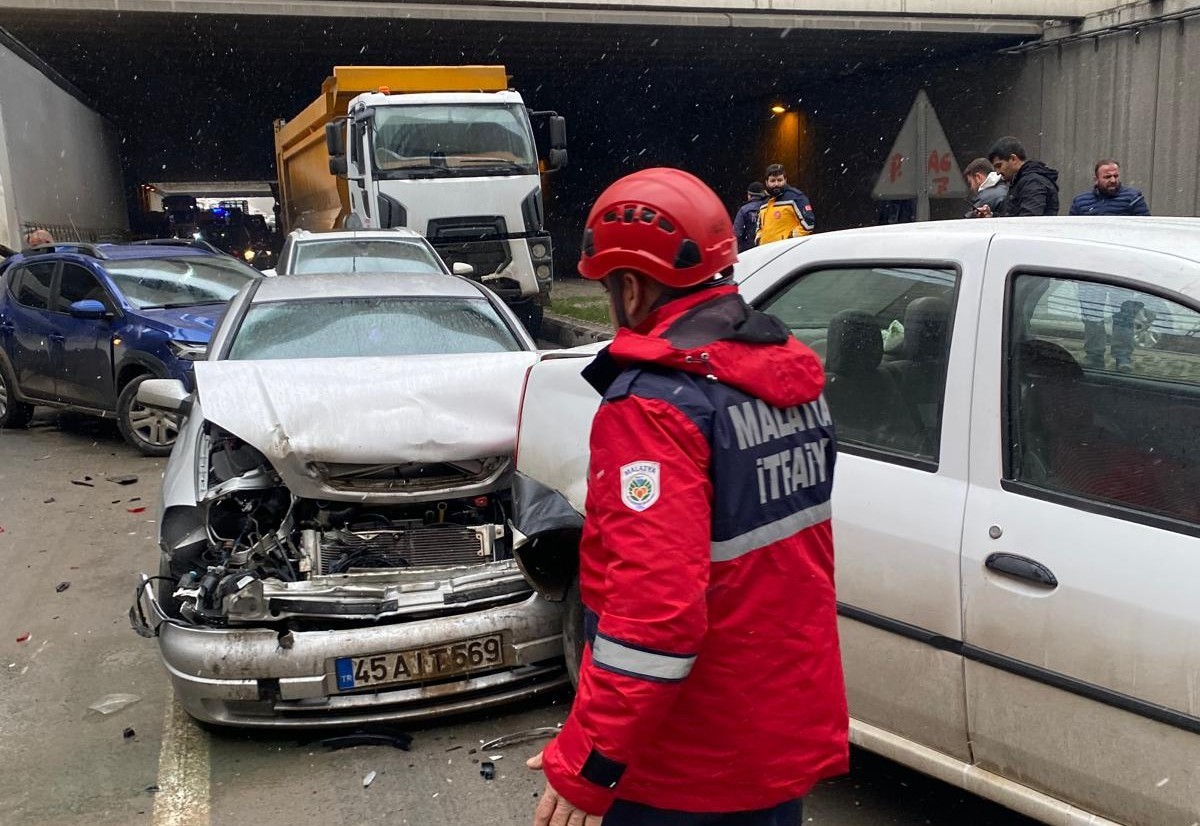 Malatya&rsquo;da zincirleme kaza: 6 yaralı
