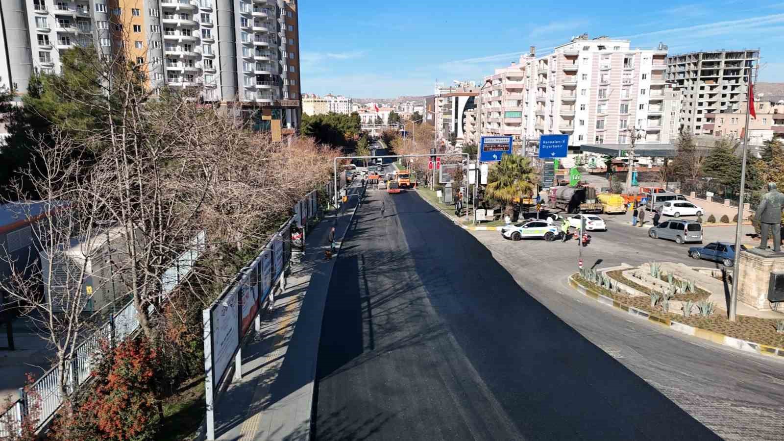 Mardin B&uuml;y&uuml;kşehir Belediyesi asfaltlama ve yol &ccedil;alışmalarını s&uuml;rd&uuml;r&uuml;yor
