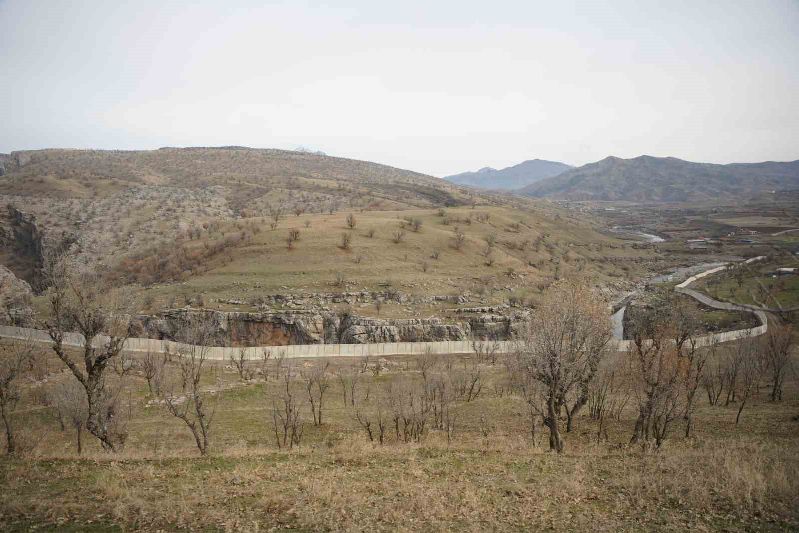 Vali &Ccedil;elik yapımı devam eden karakol ve sınır duvarı &ccedil;alışmalarını inceledi
