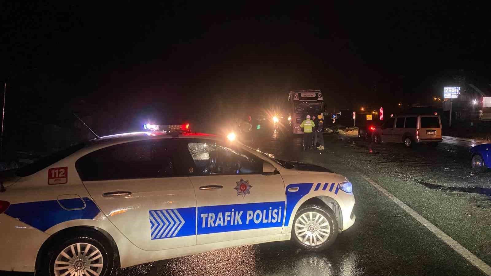 Hopa-Bor&ccedil;ka karayolunda kar esareti
