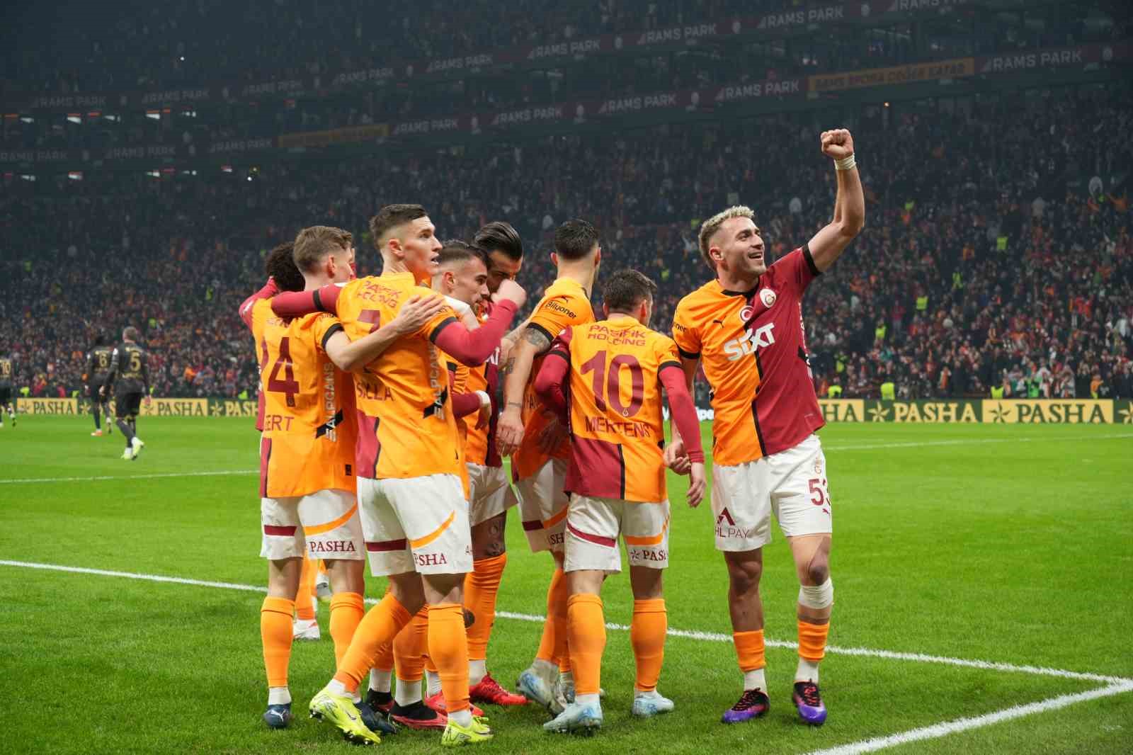 Trendyol Süper Lig: Galatasaray: 2 - Trabzonspor: 1 (İlk yarı)
