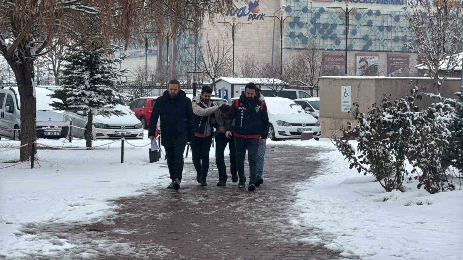 Annesini boğarak, ikiz kardeşini ise tabancayla öldürmüştü, tutuklandı