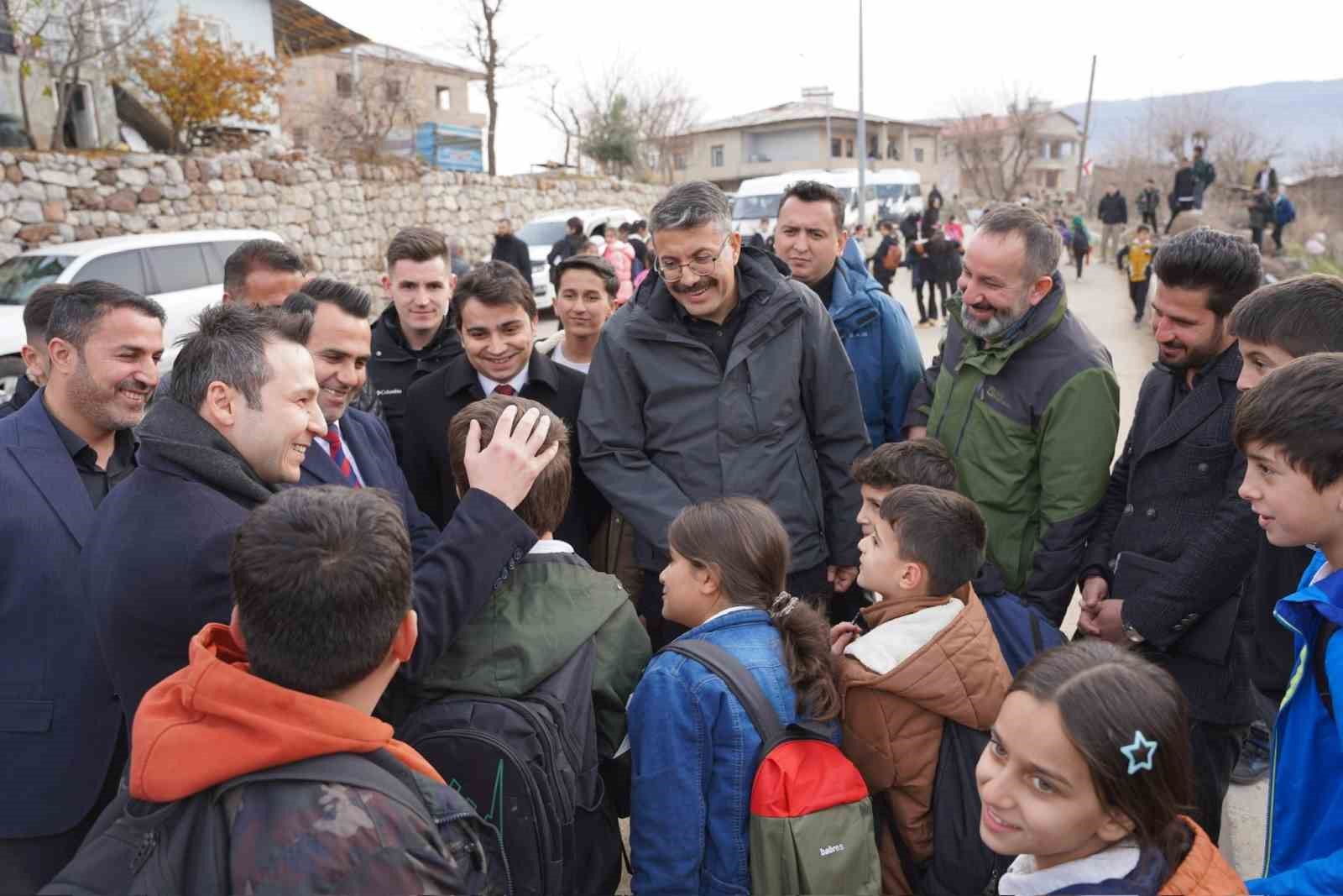 Vali Ali Çelik, Derecik’te kamu yatırımlarını inceledi
