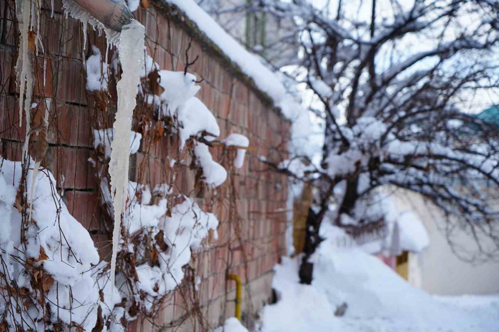 Bayburtlular eksi 15 derecede araçlarını battaniye ve halıyla koruyorlar
