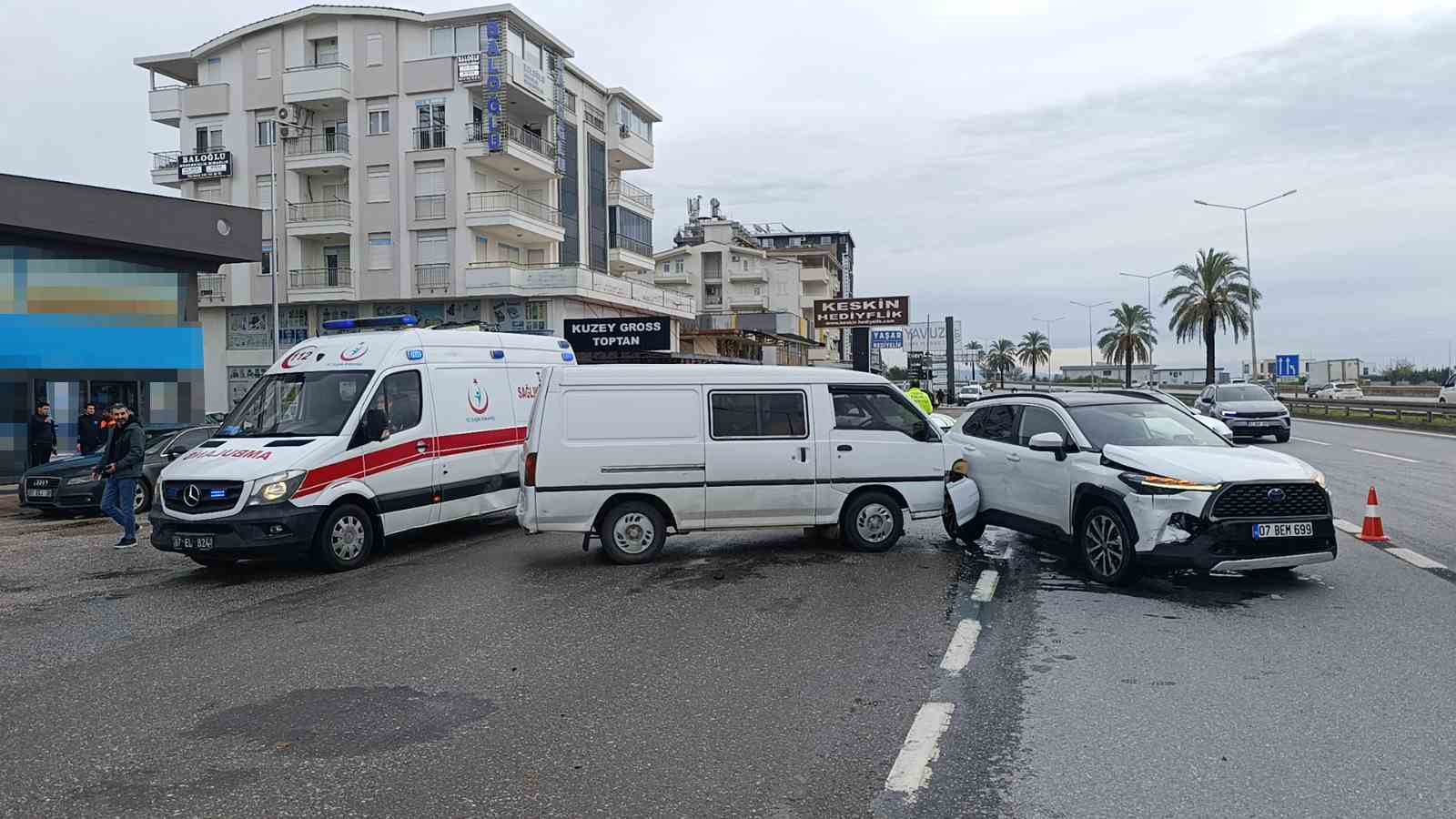 Kamyonet ile otomobil çarpıştı: 1 yaralı
