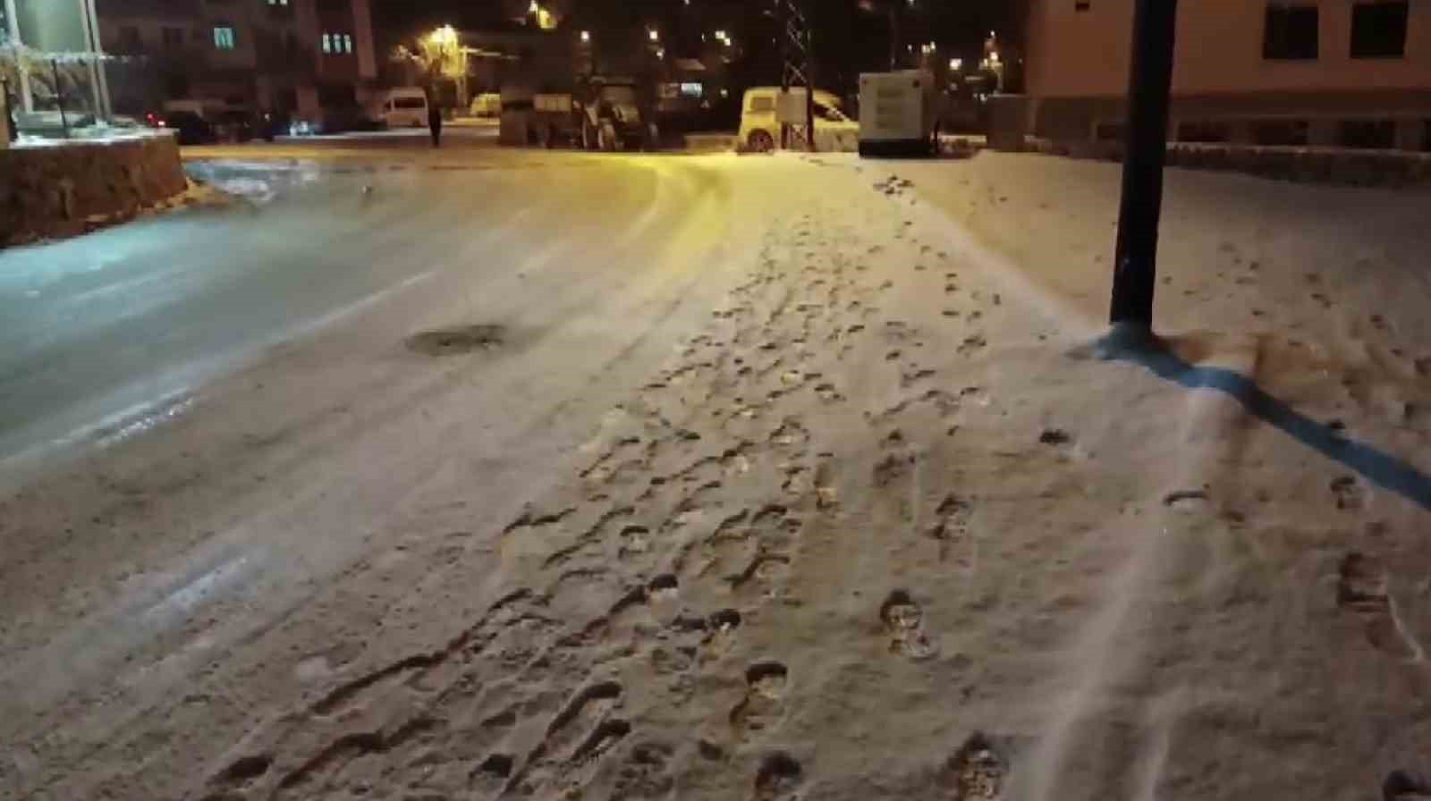 Adıyaman kent merkezine mevsimin ilk karı yağdı
