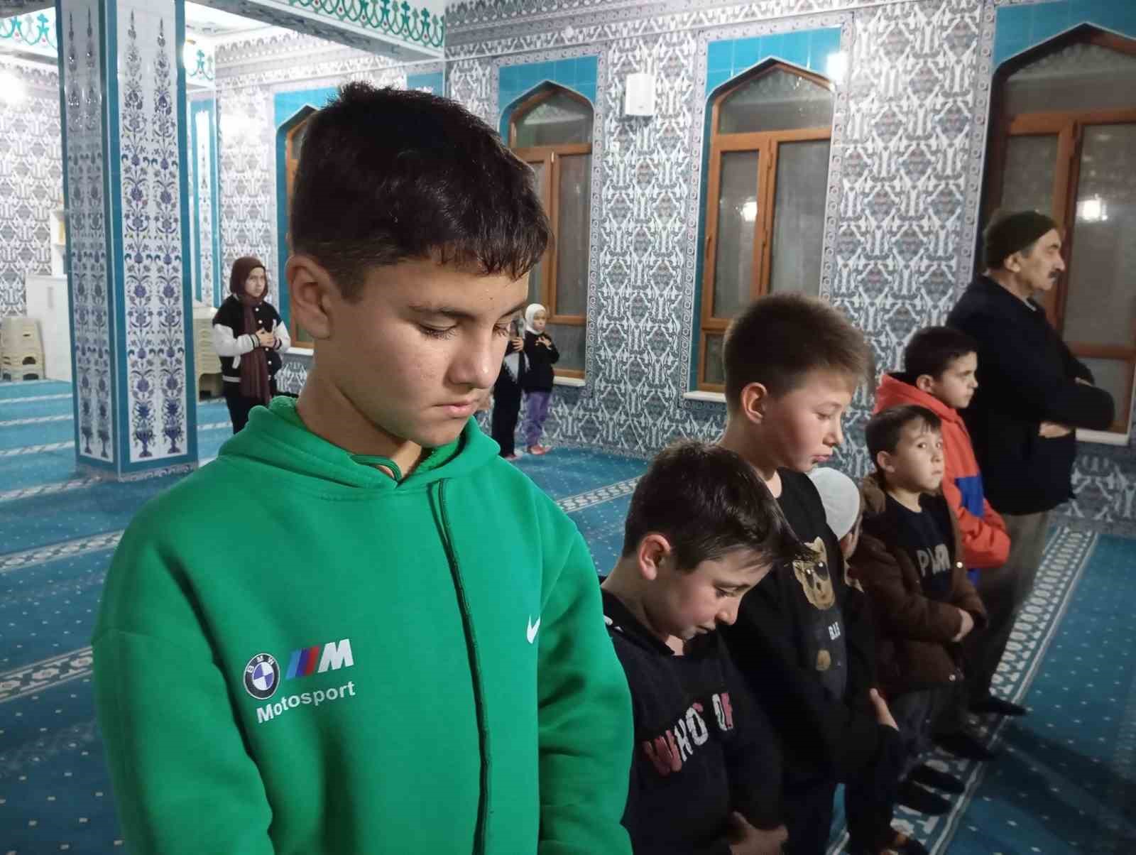 Gediz&rsquo;de aileler namazda buluştu, Filistin i&ccedil;in dualar edildi
