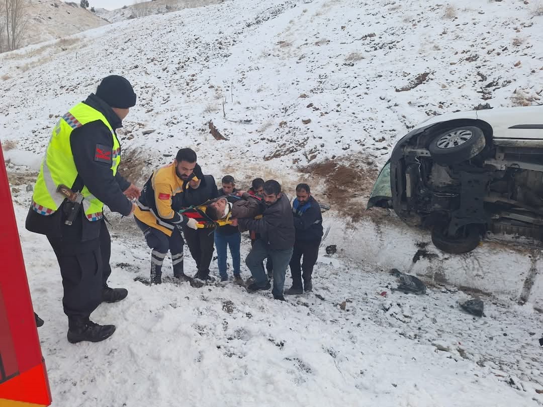 Bing&ouml;l&rsquo;de otomobil yan yattı: 2 yaralı
