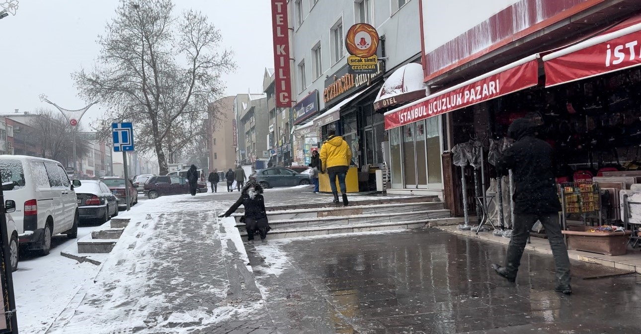 Erzincan’da vatandaşın buz ile imtihanı gülümsetti
