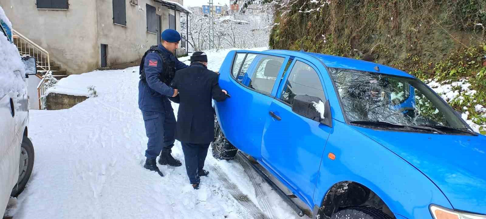 Giresun’da jandarma diyaliz hastasına yardım eli uzattı