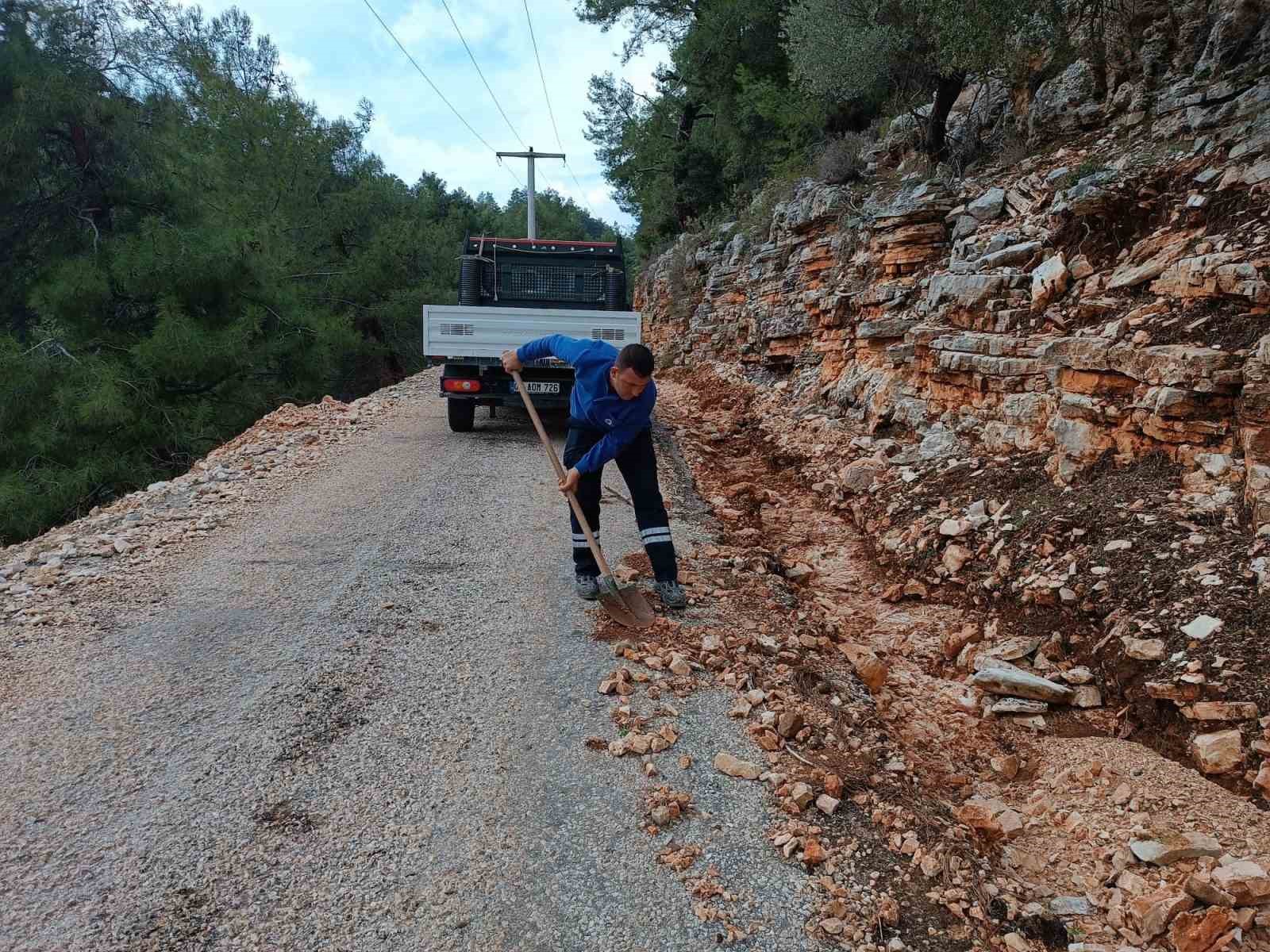 Finike’de taş ve mıcırla kaplanan yol temizlendi
