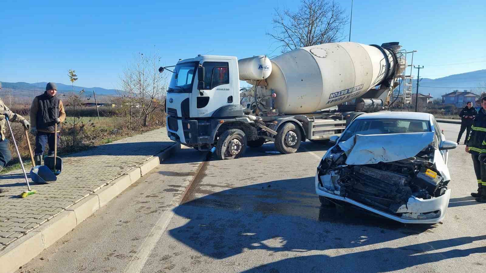 Beton mikseri ile otomobil çarpıştı: 1 yaralı
