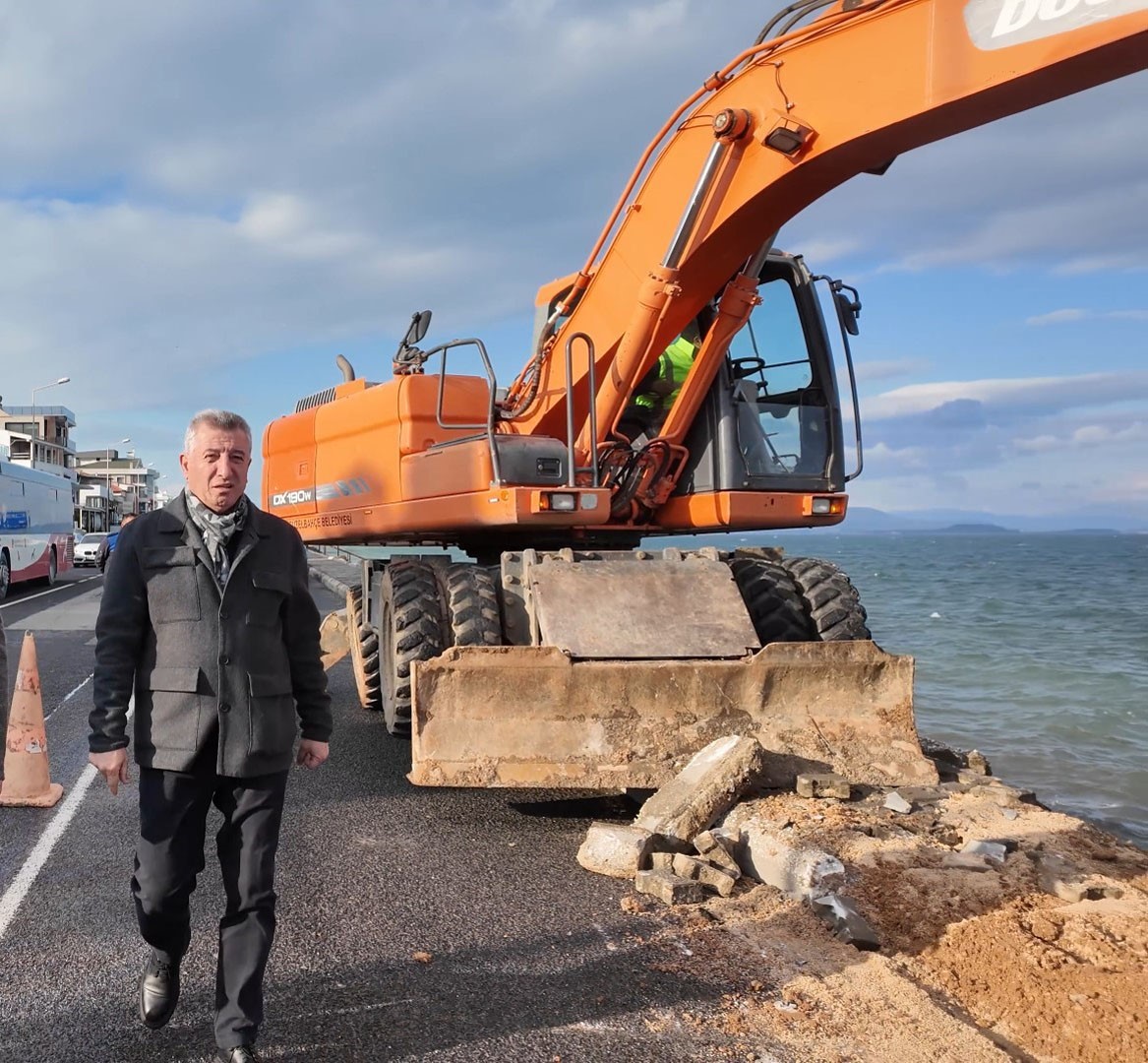 Güzelbahçe sahiline yürüyüş yolu yapılıyor