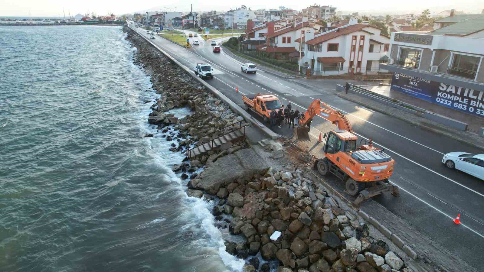 Güzelbahçe sahiline yürüyüş yolu yapılıyor
