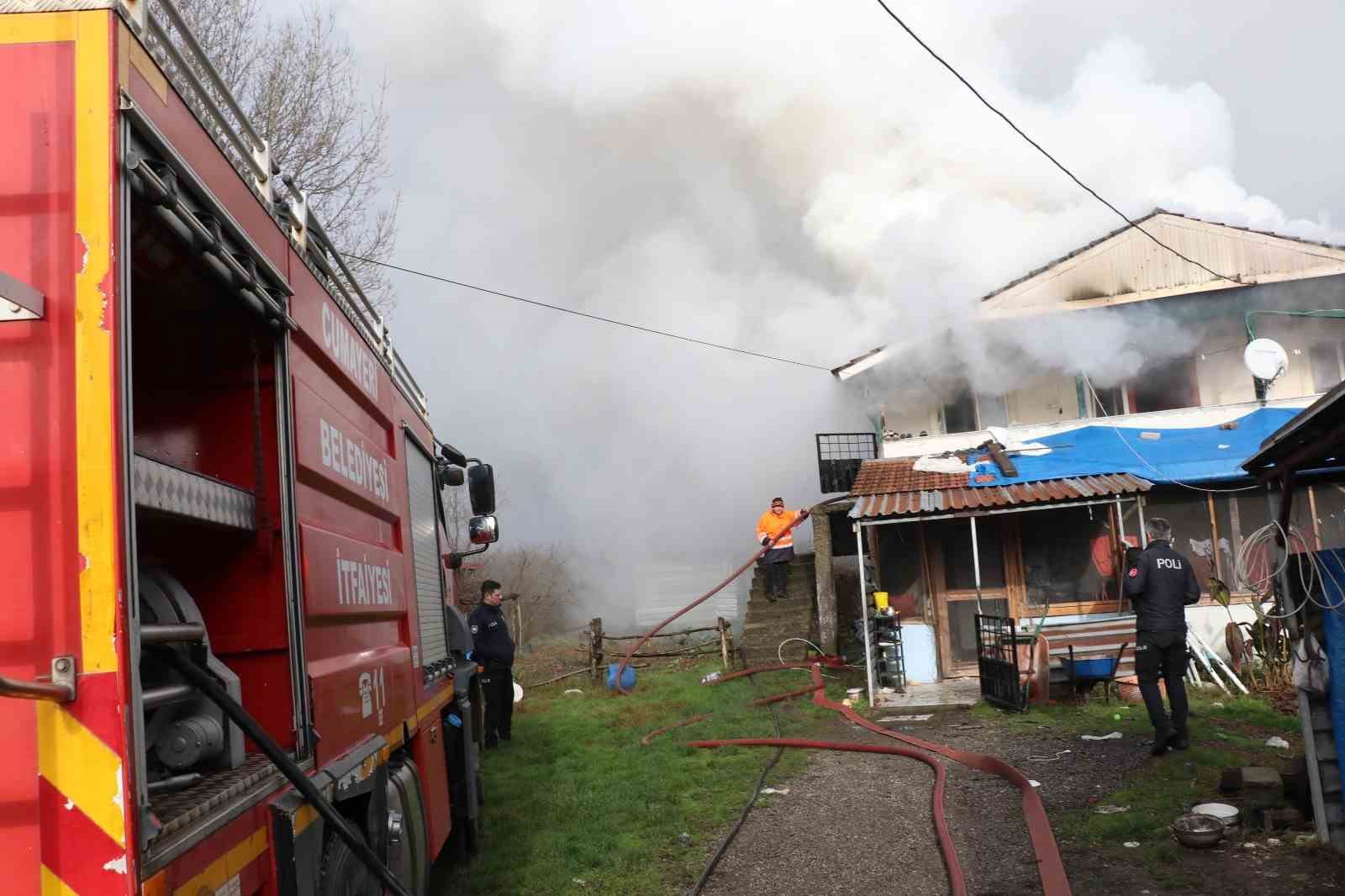 Hızlı müdahale iki katlı evi kurtardı
