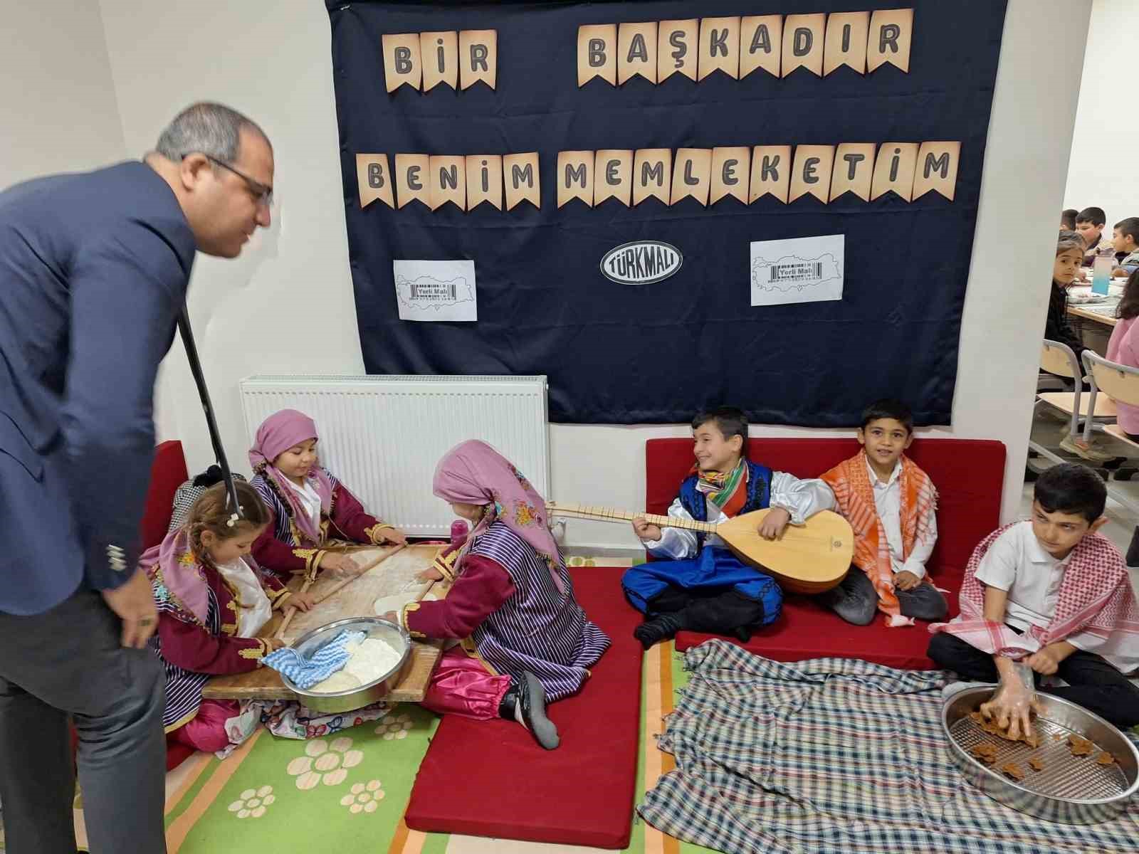 İlkokul öğrencileri geleneklere uygun Yerli Malı Haftası’nı kutladı