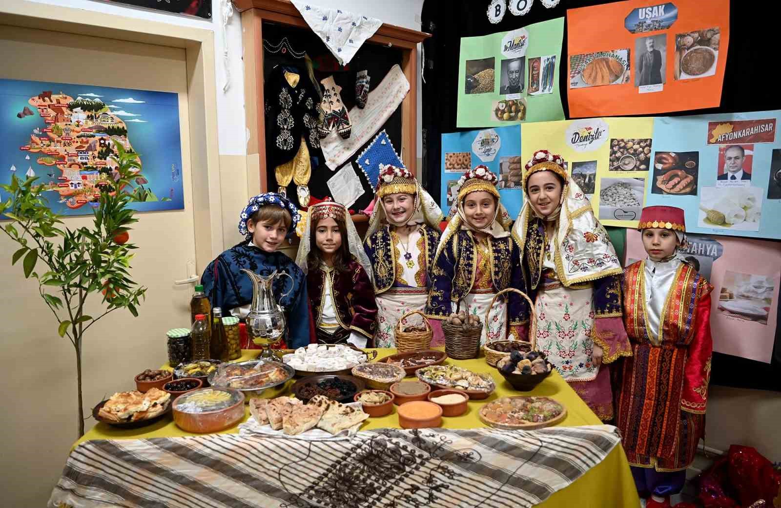 Kuşadası’nda ‘Yerli Malı Haftası’nda’ öğrencilerden renkli etkinlik