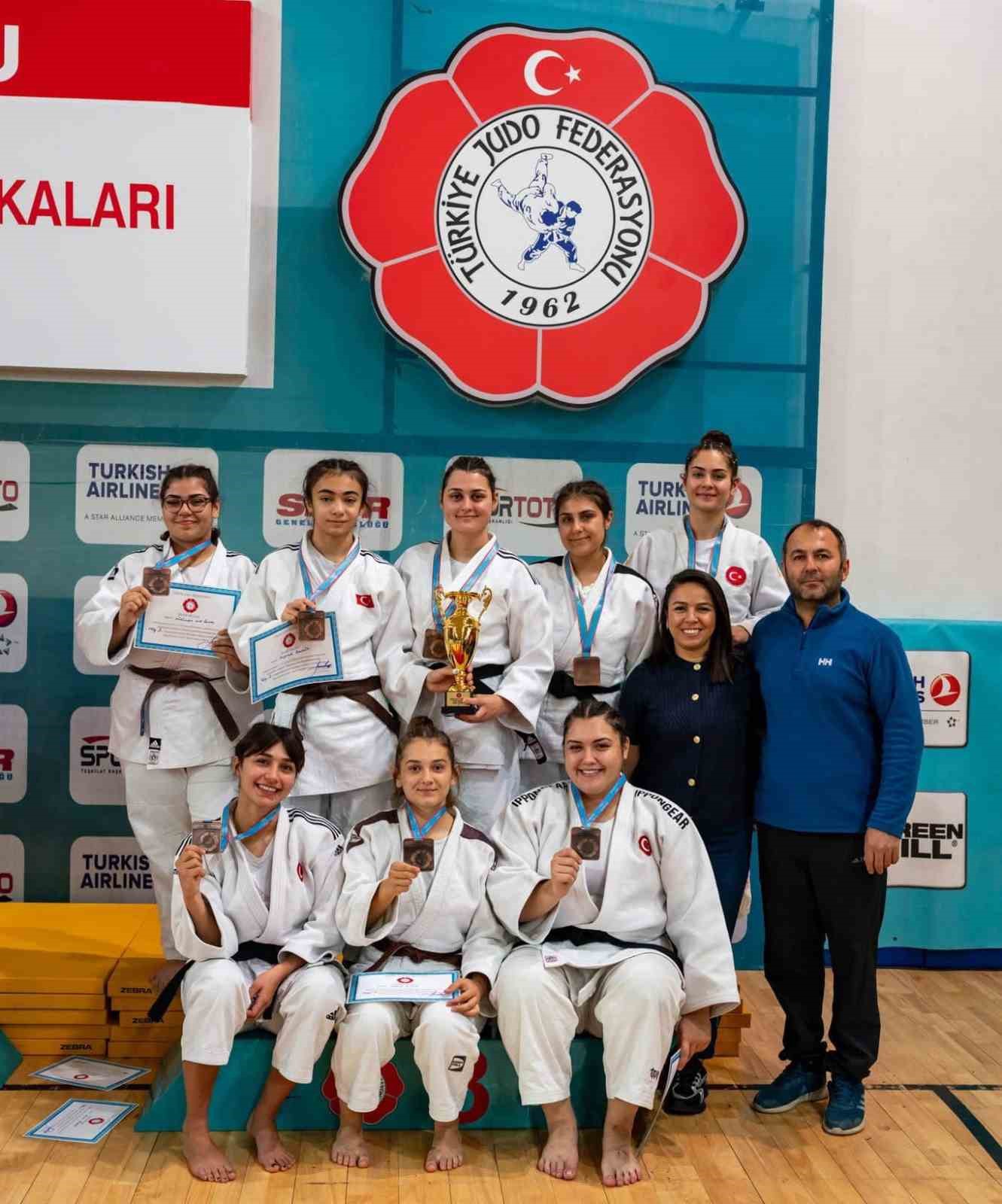 Salihli judoda Süper Lig’e yükseldi
