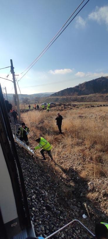 Ankara’da yolcu treni raylara düşen kayaya çarptı
