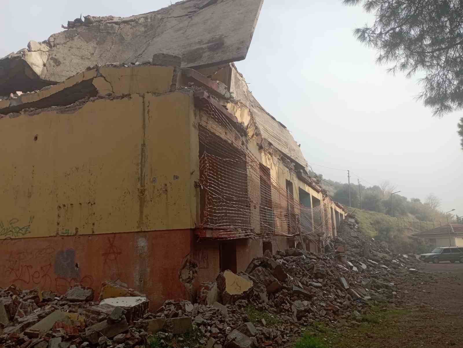 Efeler Belediyesi riskli binaların yıkımına devam ediyor
