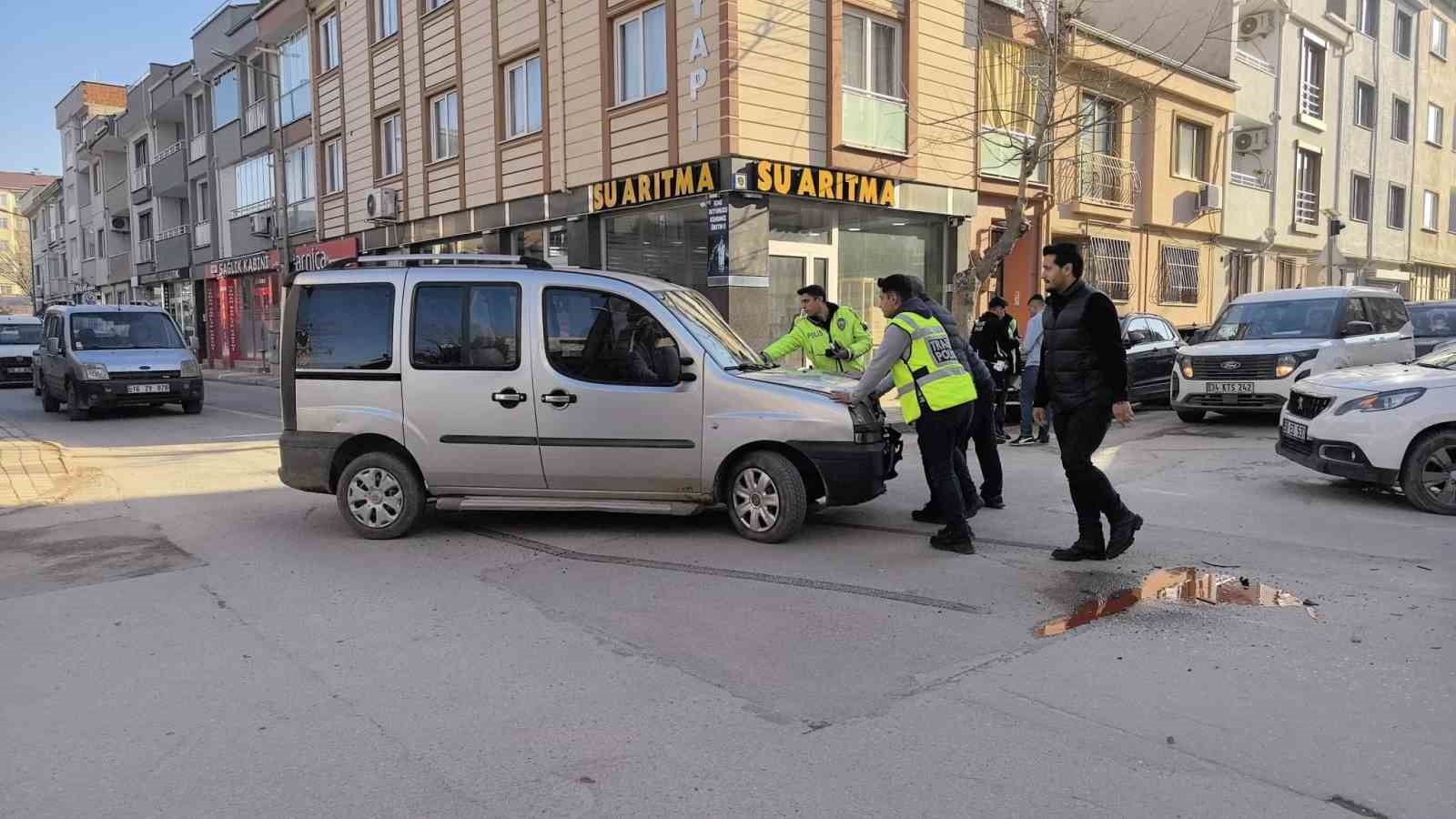 Araçlar çarpıştı, 2’si çocuk 3 kişi yaralandı
