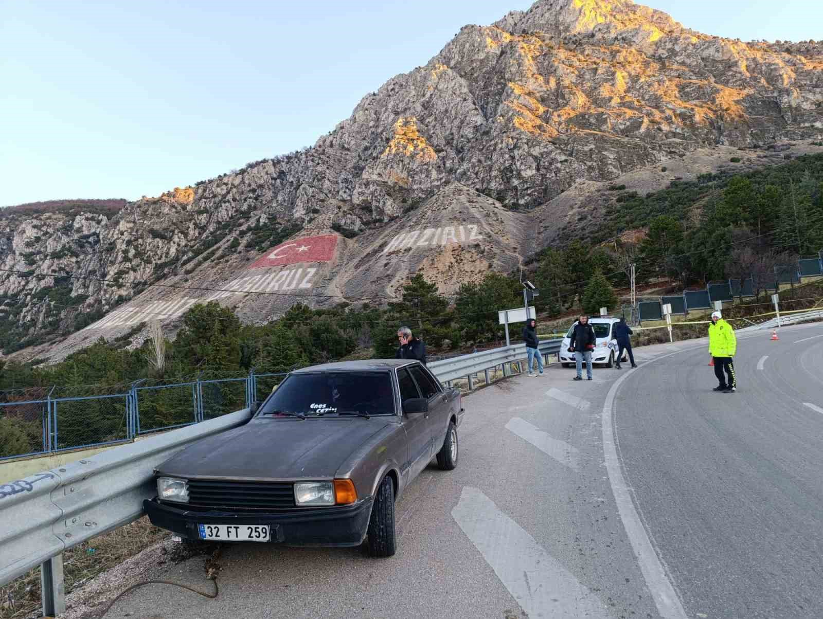 Isparta’da kontrolden çıkan otomobil bariyerlere çarptı: 1 yaralı