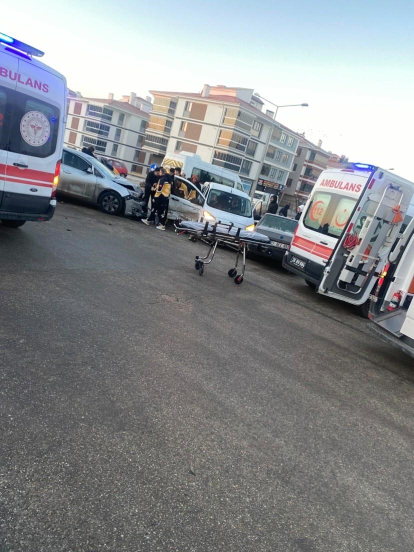Gizli buzlanma y&uuml;z&uuml;nden 3 ara&ccedil; bir birine girdi
