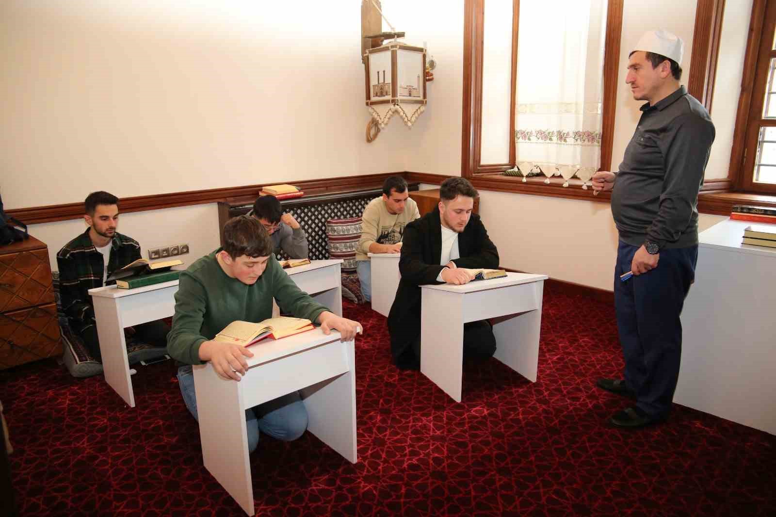 Erzurum Ebubekir Efendi D&acirc;r&uuml;&rsquo;l-Huff&acirc;z&rsquo;ında eğitim başladı
