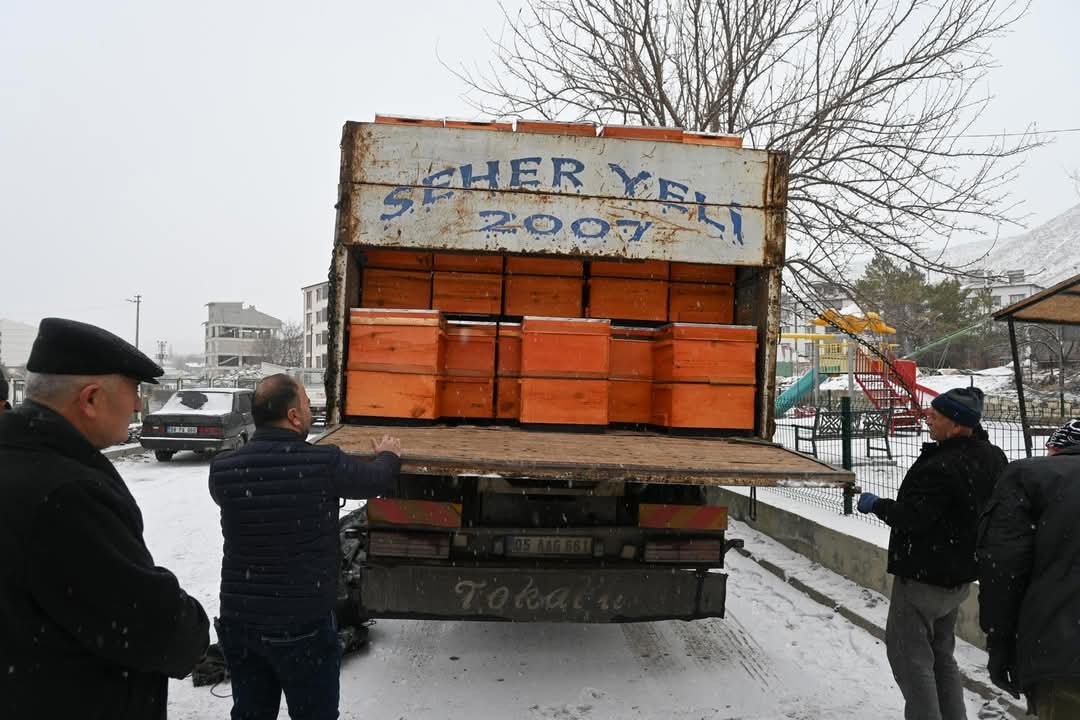 Gürün’de 14 üreticiye 20’şer kovan dağıtıldı